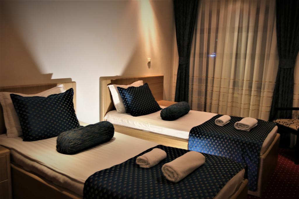 Hotel Pejton Pristina Exterior foto