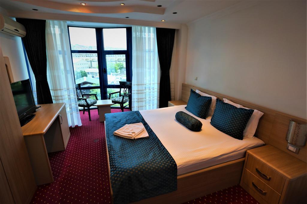 Hotel Pejton Pristina Exterior foto