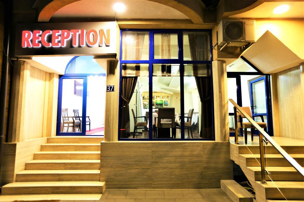 Hotel Pejton Pristina Exterior foto