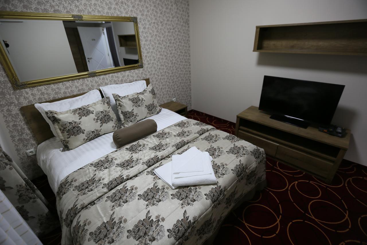 Hotel Pejton Pristina Exterior foto